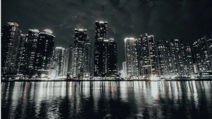 小鱼海棠打扑克视频 - 城市之光：霓虹背后的人间烟火